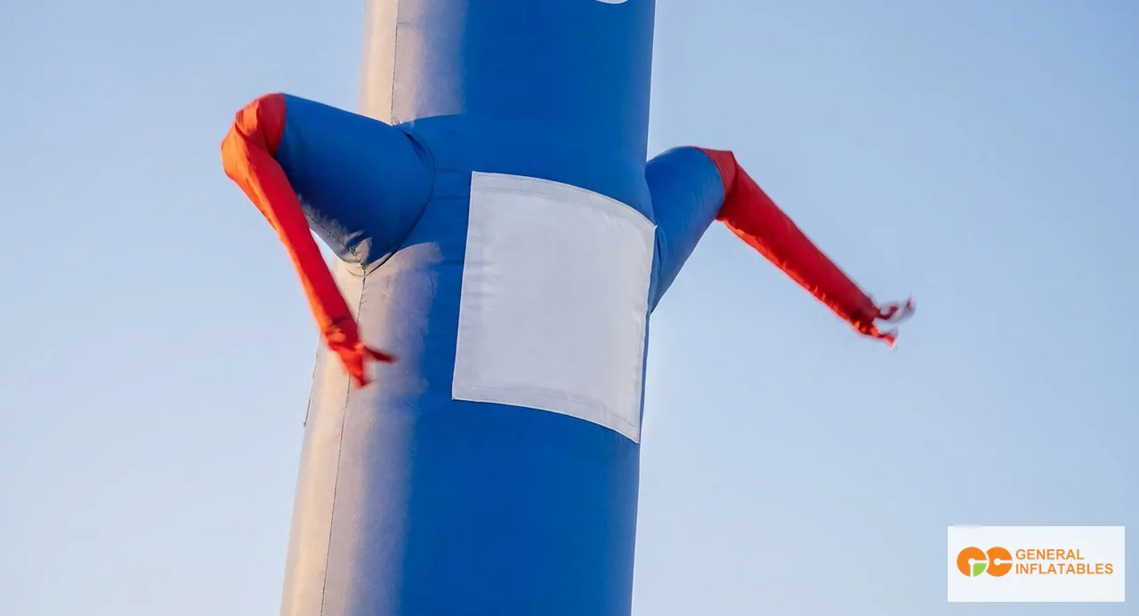 Gros plan extérieur d'un grand air dancer commercial avec un branding aux couleurs vives et unies sur la section centrale du torse, déployé devant une devanture commerciale